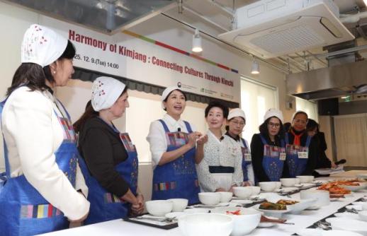 김혜경 여사, 종로장애인복지관서 배식 봉사…자립 위해 지속적 노력