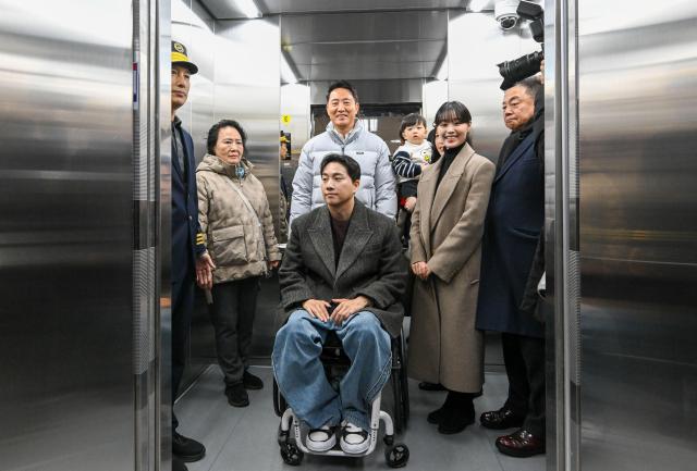 Seoul Mayor Oh Se-hoon boards an elevator with representatives of passengers with reduced mobility after attending a ceremony marking the completion of accessible routes at every subway station held at Kkachisan Station on Line 5 in Gangseo District western Seoul on Dec 29 Yonhap