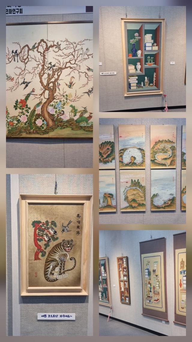 삼척시 문화예술센터 전시실에 전시된 민화 작품들 사진이동원 기자