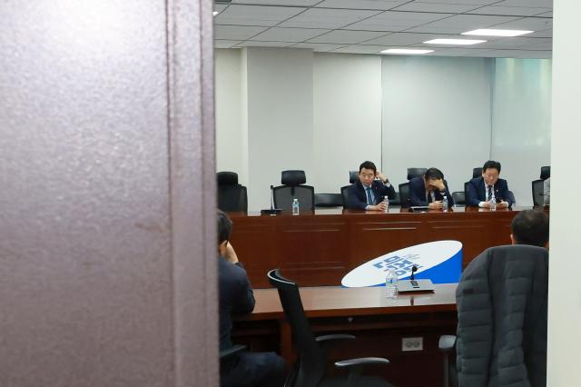 與 3선 의원, 김병기 사퇴에 비공개 회동…"당 상황 엄중 인식"