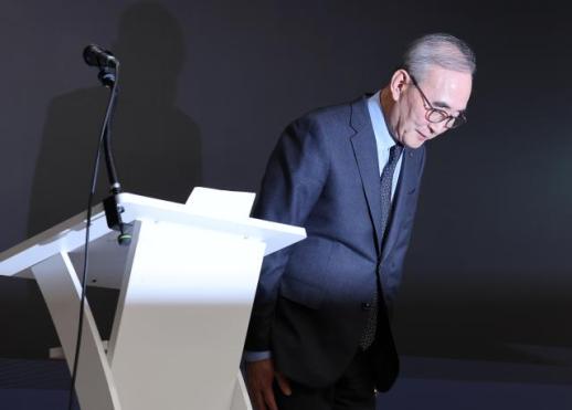 [포토] 고개 숙인 KT 대표이사 사장