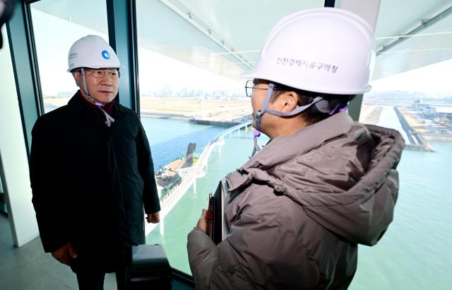 유정복 인천광역시장이 30일 제3연륙교 건설현장을 찾아 하부전망대 시설을 점검하고 있다 사진인천시