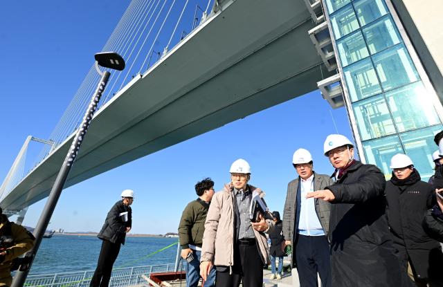 유정복 인천광역시장이 30일 제3연륙교 건설현장을 찾아 친수공간 시설을 점검하고 있다 사진인천시