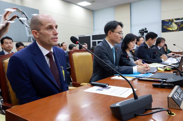 답변하는 로저스 쿠팡 임시 대표 출처연합뉴스