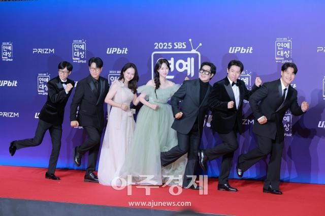 [포토] 런닝맨 팀, '2025 SBS 연예대상' 레드카펫 참석