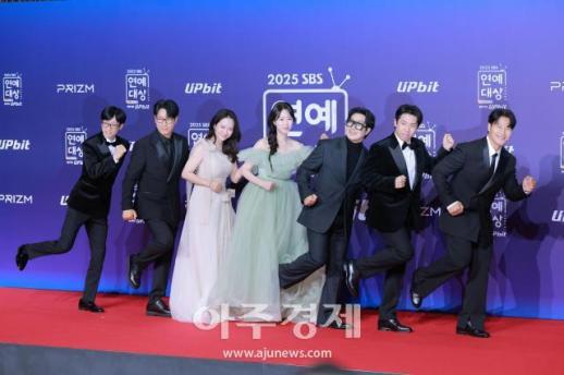 [포토] ​​​​​​​런닝맨 팀, 2025 SBS 연예대상 레드카펫 참석