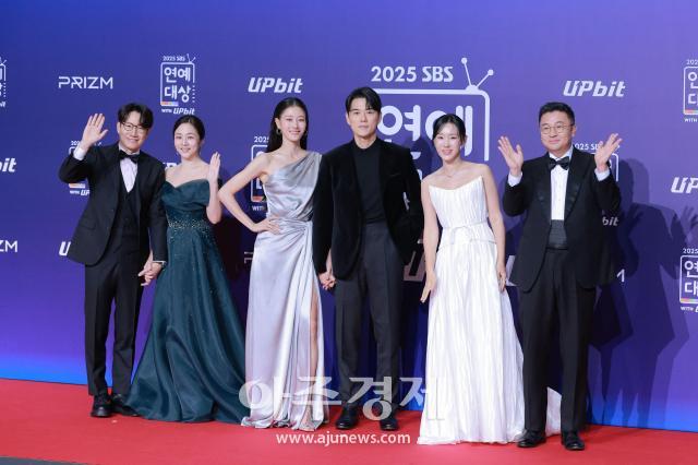 [포토] ​​​​​​​동상이몽2-너는 내운명 팀, 2025 SBS 연예대상 레드카펫 참석