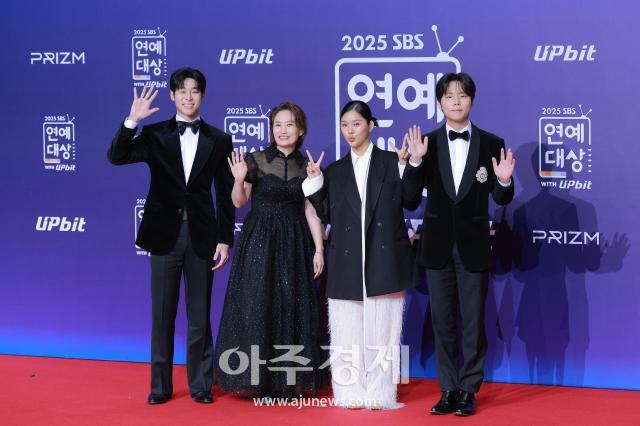 [포토] 우리들의 발라드 MC군단, 2025 SBS 연예대상 레드카펫 참석
