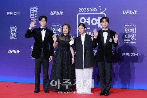 [포토] 우리들의 발라드 MC군단, 2025 SBS 연예대상 레드카펫 참석