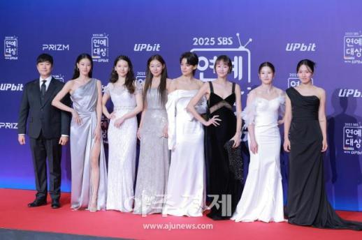 [포토] 2025 SBS 연예대상 ​​​​​​​레드카펫 밟는 골 때리는 그녀들팀 