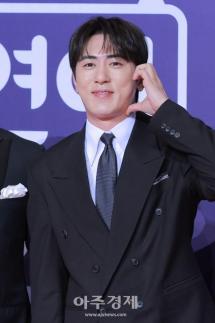 [포토] 김원훈, 남자 신인상 수상 (2025 SBS 연예대상)