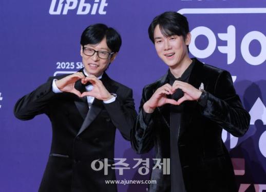 [포토] 유재석·유연석, 베스트 커플 UP상 수상 (2025 SBS 연예대상)