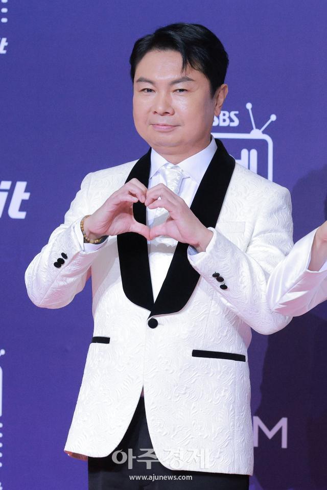 [포토] 임원희, '올해의 도전상' 수상 (2025 SBS 연예대상)