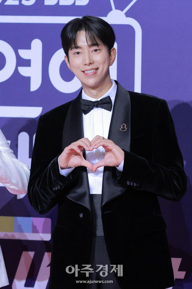 [포토] 윤현민, 베스트 엔터테이너상 수상 (2025 SBS 연예대상)