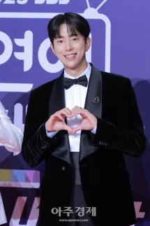 [포토] 윤현민, 베스트 엔터테이너상 수상 (2025 SBS 연예대상)