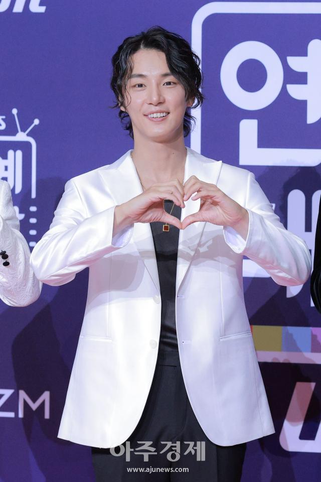 [포토] 윤시윤, 우수상 수상 (2025 SBS 연예대상)