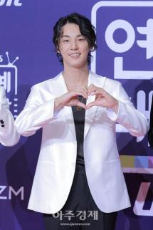 [포토] 윤시윤, 우수상 수상 (2025 SBS 연예대상)