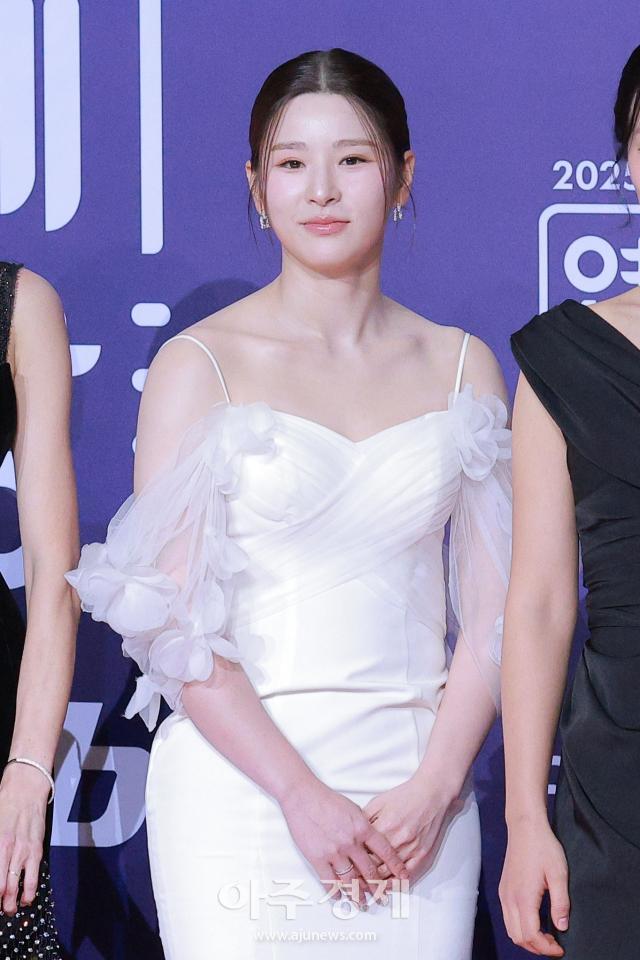 [포토] 박하얀, 우수상 수상 (2025 SBS 연예대상)