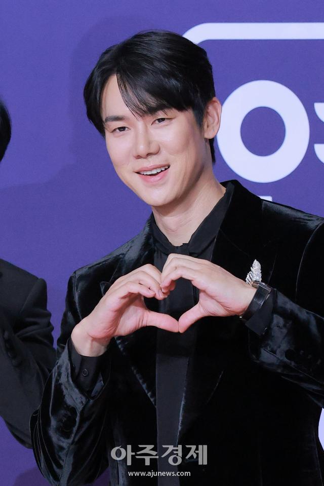 [포토] 유연석, 우수상 수상 (2025 SBS 연예대상)