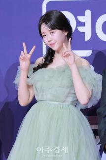 [포토] 지예은, 우수상 수상 (2025 SBS 연예대상)