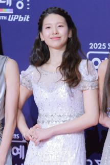 [포토] 김진경, 여자 최우수상 수상 (2025 SBS 연예대상)