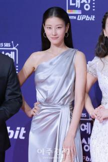 [포토] 이현이, 여자 최우수상 수상 (2025 SBS 연예대상)