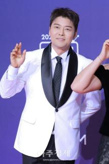 [포토] 전현무, 쇼음악 프로듀서상 수상 (2025 SBS 연예대상)