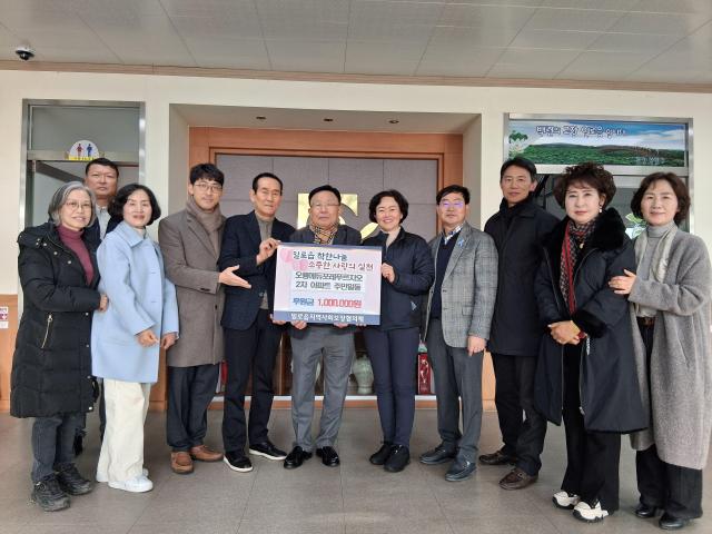 오룡에듀포레푸르지오2차 입주자 대표등이 일로읍 지역사회보장협의체에 후원금을 전달하고 기념 촬영을 하고 있다사진무안군