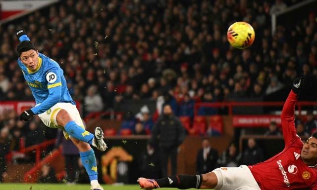 슈팅을 시도하는 황희찬 사진AFP·연합뉴스