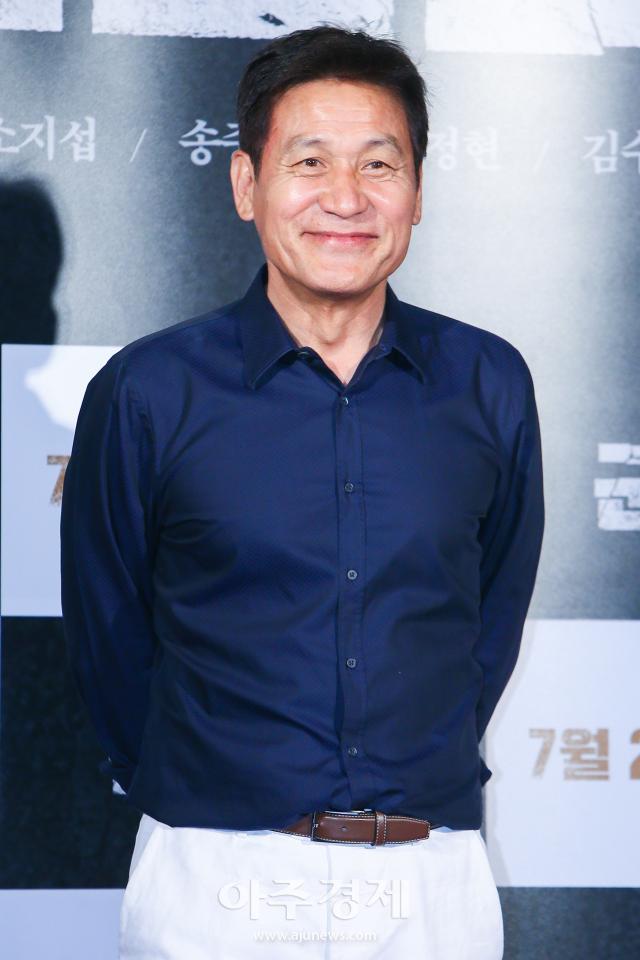 안성기 측 "건강 악화로 병원 이송…가족들과 경과 지켜보는 중"