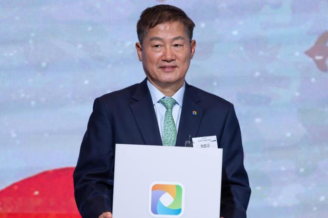 정완규 여신금융협회장이 지난 1월 3일 오전 서울 중구 롯데호텔에서 열린 2025 범금융 신년인사회에서 신년 비전 세레머니를 하고 있다 사진유대길 기자 dbeorlf123ajunewscom