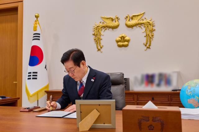 이재명 대통령이 29일 청와대로 첫 출근한 뒤 여민1관 집무실에서 주한 베냉 공화국 대사 내정자에 대한 아그레망을 부여하는 등 첫 재가를 진행하고 있다 사진청와대