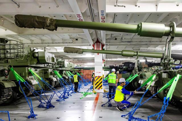 현대글로비스 화물 데크적재 공간에 폴란드 수출을 위한 K9 자주포들이 선적되어 있는 모습