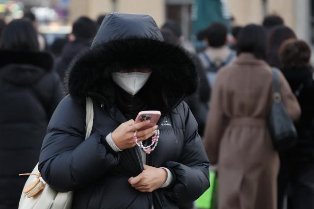 일부 수도권에 한파특보가 발효된 지난 12일 서울 종로구 광화문네거리에서 두꺼운 외투를 입은 시민들이 이동하고 있다 사진연합뉴스