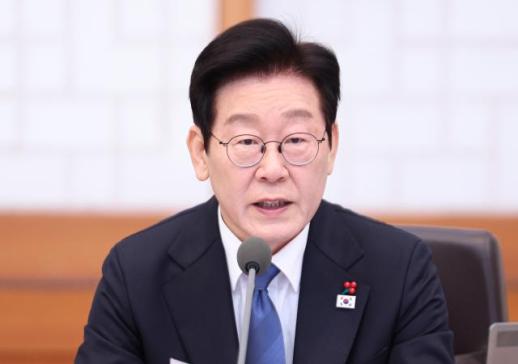 Lee to lead large entourage for his trip to China