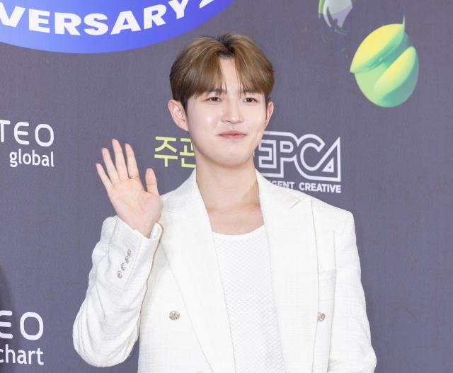 가수 김재환이 17일 서울 중구 동대문디자인플라자DDP에서 열린 31주년 한터뮤직어워즈 2023 레드카펫 행사에 참석해 포즈를 취하고 있다 20240217사진유대길 기자 dbeorlf123ajunewscom