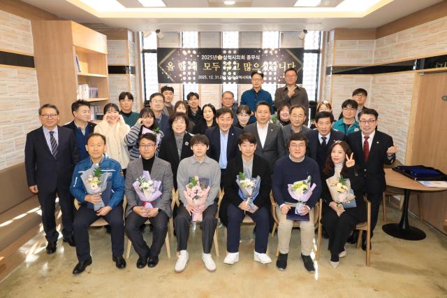 삼척시의회가 의회 북카페에서 종무식을 열고 단체기념촬영을 하고 있다 사진삼척시의회