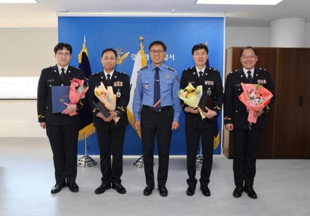 왼쪽부터 1승진 경비구조과 경사 정동환경장-경사 2승진 경비구조과 경감 김태현경위-경감 3승진 기획운영과 경위 문태준경사-경위 4 모범공무원 경비구조과 경위 김태현 박홍식 서장가운데 사진강릉 해경