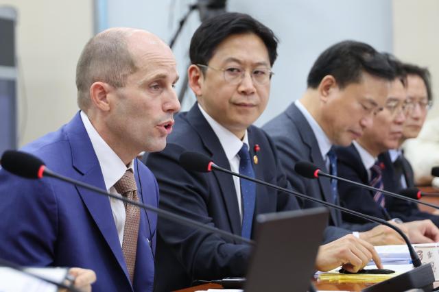 해롤드 로저스 쿠팡 임시대표가 31일 국회 과학기술정보방송통신위원회에서 열린 쿠팡 침해사고 및 개인정보 유출 불공정 거래 노동환경 실태 파악과 재발 방지 대책 마련을 위한 청문회에서 위원 질의에 답하고 있다 사진연합뉴스