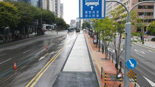 강남구 신사역에 설치된 고강성 콘크리트 포장 사진서울시