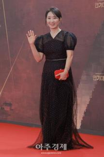 [포토] 윤유선, 레드카펫 참석 (2025 KBS 연기대상)