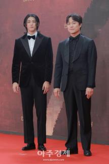[포토] 이석기·최대철, 레드카펫 참석 (2025 KBS 연기대상)