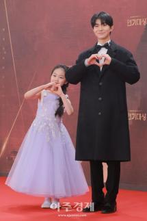 [포토] 한시아·안준서, 레드카펫 참석 (2025 KBS 연기대상)