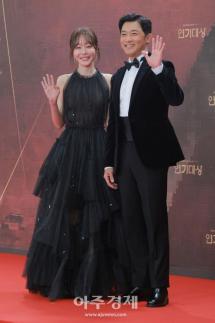 [포토] 엄지원·안재욱, 레드카펫 참석 (2025 KBS 연기대상)