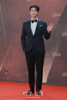 [포토] 옥택연, 레드카펫 참석 (2025 KBS 연기대상)