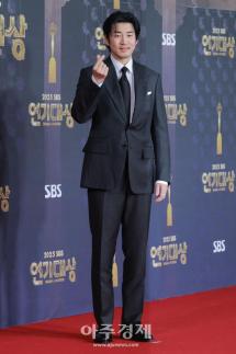 [포토] 윤계상, 레드카펫 참석 (2025 SBS 연기대상)