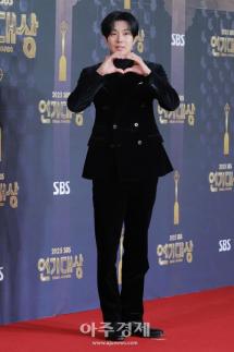 [포토] 최우식, 레드카펫 참석 (2025 SBS 연기대상)