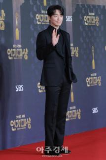 [포토] 이준혁, 레드카펫 참석 (2025 SBS 연기대상)