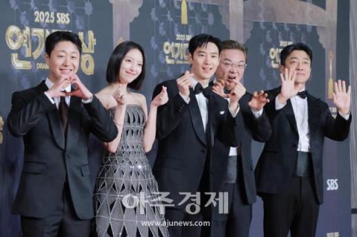 [포토] 모범택시3 팀, 레드카펫 참석 (2025 SBS 연기대상)