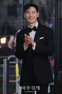 [포토] 이제훈, 레드카펫 참석 (2025 SBS 연기대상)